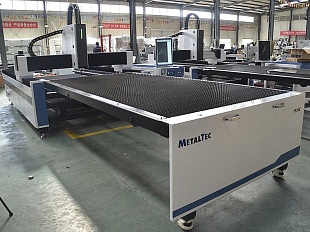 MetalTec 1530C (1500W) оптоволоконный лазерный станок для резки металла с ручной сменой рабочих столов